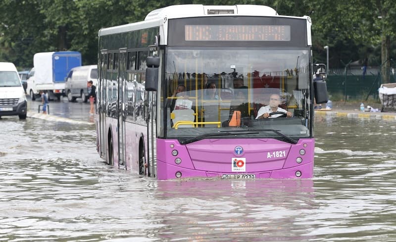 V Istanbulu v důsledku silných dešťů a záplav zkolabovala doprava.