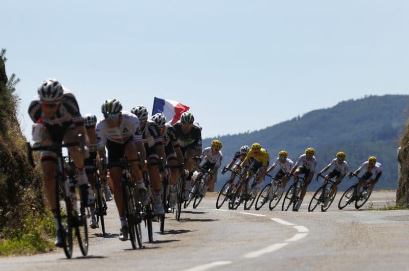 Peloton závodníků při další etapě Tour de France. 