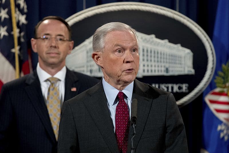 V popředí americký ministr spravedlnosti Jeff Sessions.