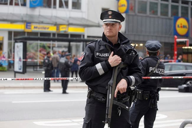 Pachatele policie zadržela na útěku během půl hodiny.