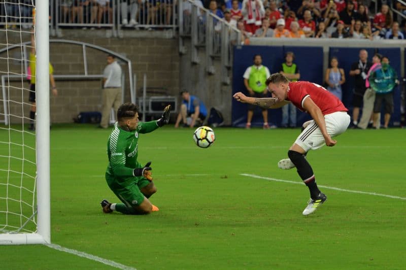 Obránce Manchesteru Phil Jones.