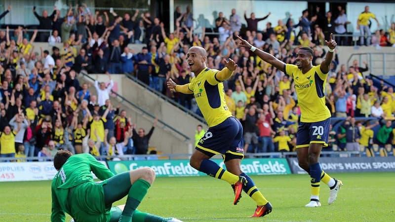 Fotbalový útočník Gino van Kessel se raduje z prvního vstřeleného gólu za tým Oxford United.