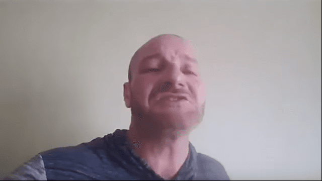 Christopher Cantwell na videu, kde mluví o strachu ze zatčení.