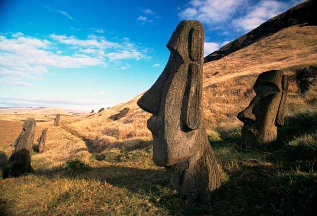 Obří sochy zvané moai.