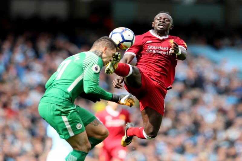 Faul liverpoolského útočníka Maného na gólmana Edersona.