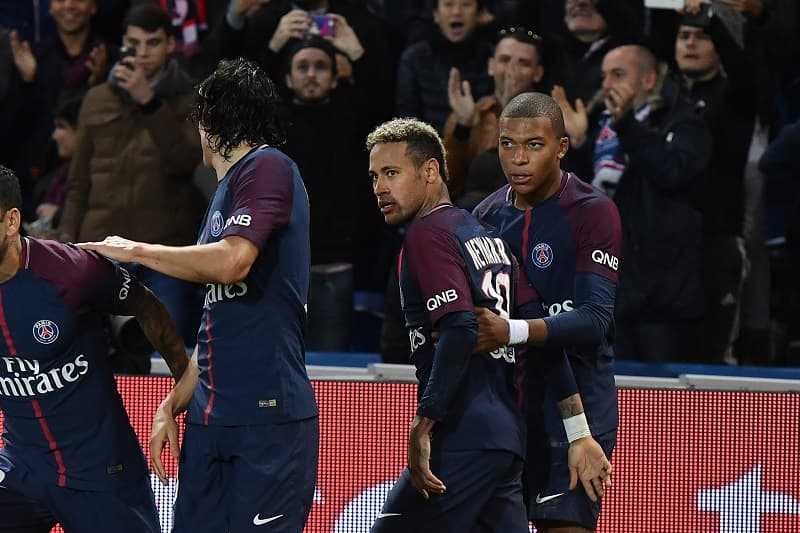 Neymar, Cavani a jejich spoluhráči při jednom ze zápasů PSG.