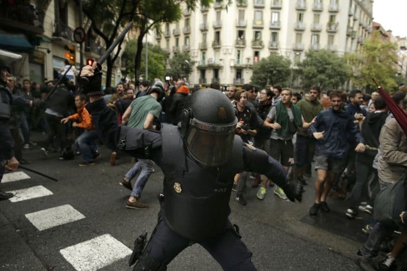 Policie tvrdě zakročila proti protestujícím.