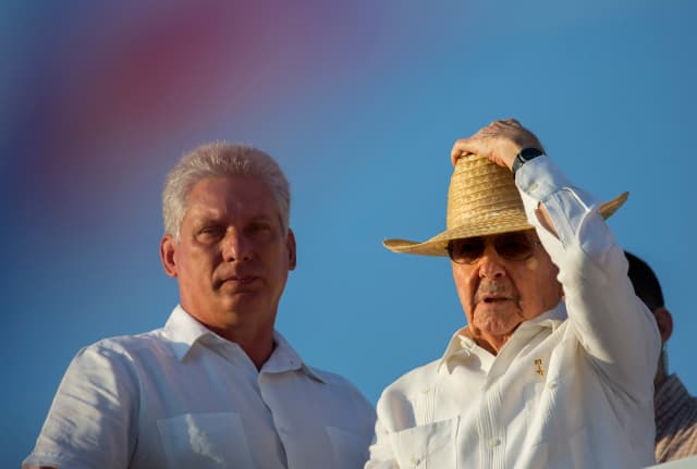 Viceprezident Miguel Díaz-Canel (vlevo) a prezident Kuby Raúl Castro (vpravo)