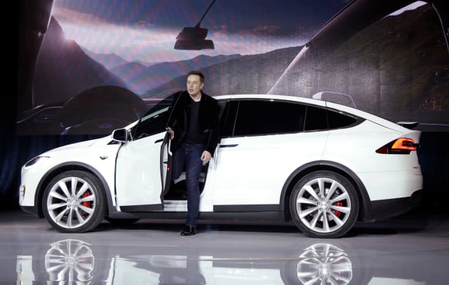 Vizionář Elon Musk a Tesla model X.