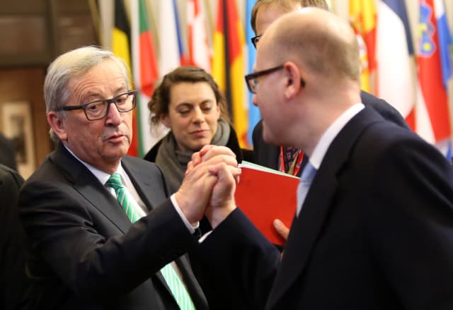 Předseda Evropské komise Jean-Claude Juncker (vlevo) si potřásá rukou s předsedou vlády České republiky Bohuslavem Sobotkou.