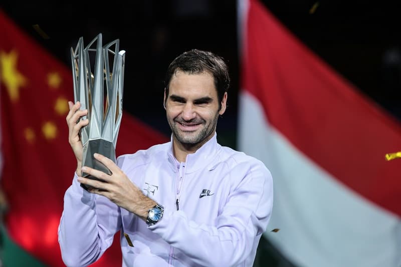 Tenista Roger Federer s trofejí, kterou získal v Šanghaji.