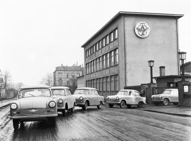 Po šesti dekádách, je z trabantu legenda na čtyřech kolech, která se může co do proslulosti směle rovnat minivozům Citroën 2CV, Volkswagen Brouk nebo Fiat 500. Během běžné kariéry si přitom trabanty s označením 500, 600 i 601 vysloužily od ostatních motoristů spíše posměch, což dokládají i přezdívky "splašené trsátko" nebo "bakeliťák".