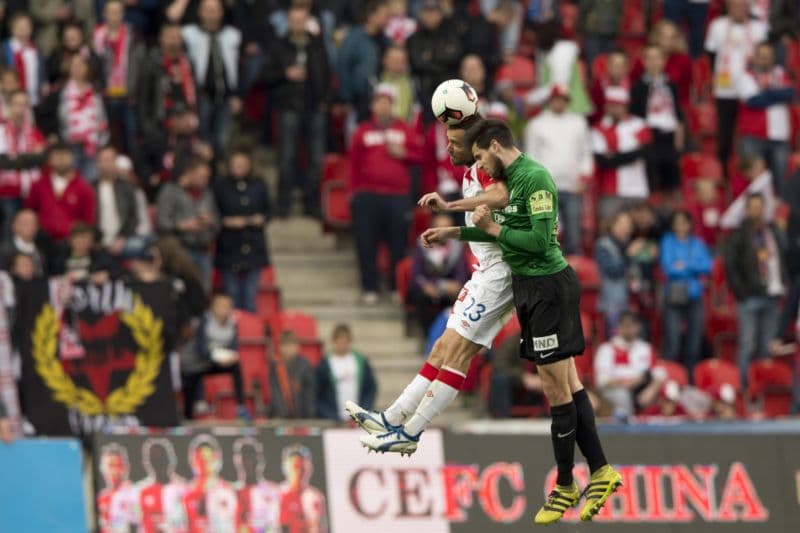 Slavia se snaží v zápase s Jabloncem stáhnout náskok Plzně.