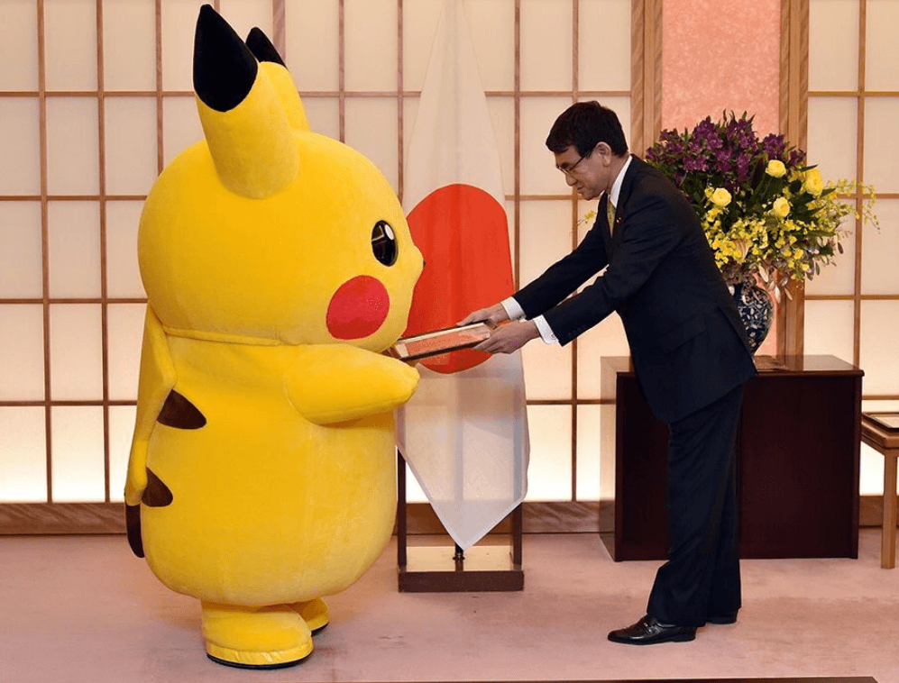 Japonský ministr zahraničí Taro Kono jmenuje postavu Pikachu kulturním ambasadorem Ósaky.