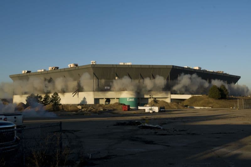 Demolice oblíbeného stadionu v Detroitu.