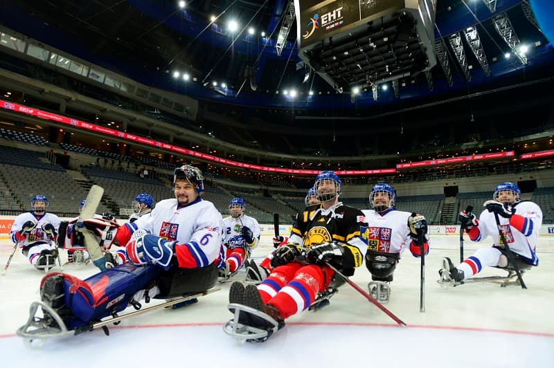 Jiří Šlégr na tréninku sledge hokejistů.