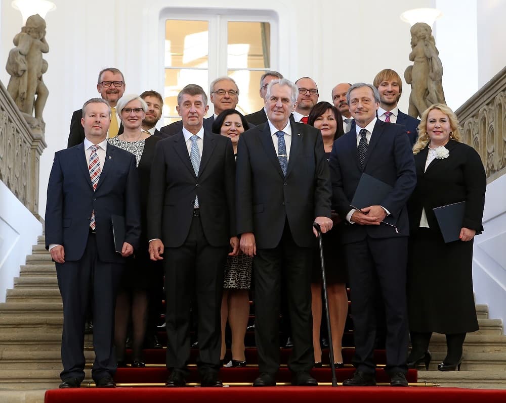 Jmenování vlády prezidentem Milošem Zemanem (uprostřed). Dále na snímku zleva jsou ministr životního prostředí Richard Brabec, ministr dopravy Dan Ťok, ministryně obrany Karla Šlechtová, ministr spravedlnosti Robert Pelikán, premiér Andrej Babiš, ministr průmyslu a obchodu Tomáš Hüner, ministr kultury Ilja Šmíd, ministryně práce a sociálních věcí Jaroslava Němcová, ministr školství Robert Plaga, ministryně financí Alena Schillerová, ministr zahraničních věcí Martin Stropnický, ministr zdravotnictví Adam Vojtěch a ministryně pro místní rozvoj Klára Dostálová.