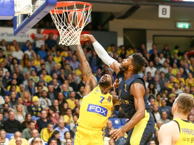 Fenerbahce prohrálo v dalším kole Evropské ligy s Maccabi Tel Aviv.