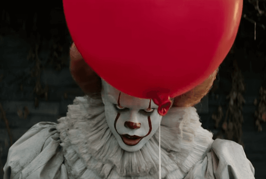 Bill Skarsgård jako zlý klaun Pennywise ve snímku To.