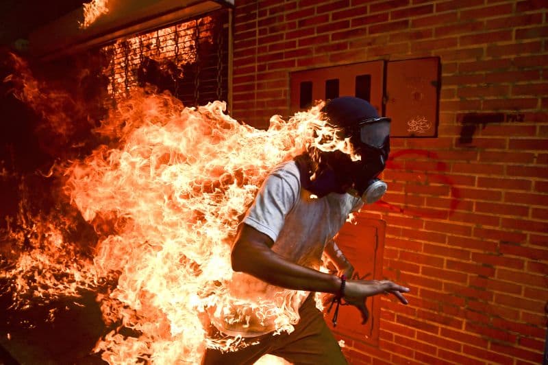 Vítězem letošního ročníku prestižní fotografické soutěže World Press Photo je Ronaldo Schemidt pracující pro agenturu AFP s mrazivým snímkem hořícího demonstranta ve Venezuele.