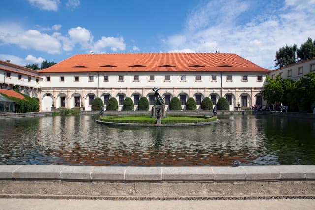 Expozice na Pražském hradě nese název Doteky státnosti.