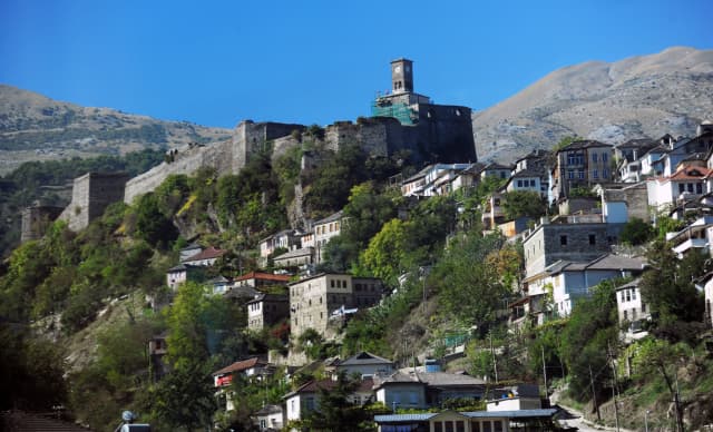 Pohled na město Gjirokastër.