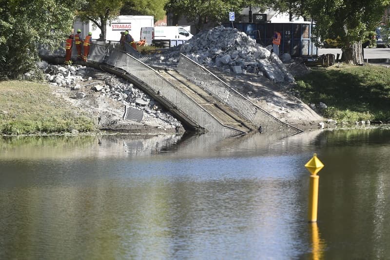 Lávku, která byla v havarijním stavu, nechalo město strhnout. Novou postaví stejný autor.