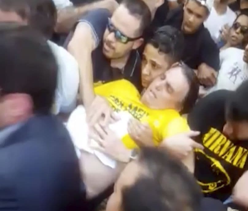 Druhý nejžhavější aspirant na vítězství Jair Bolsonaro byl pobodán na ulici.