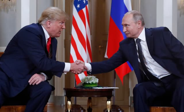 Donald Trump (vlevo) a Vladimir Putin.