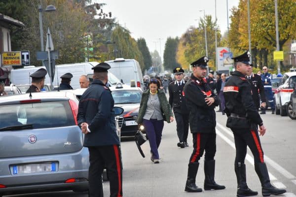 Policie před poštou v Itálii.