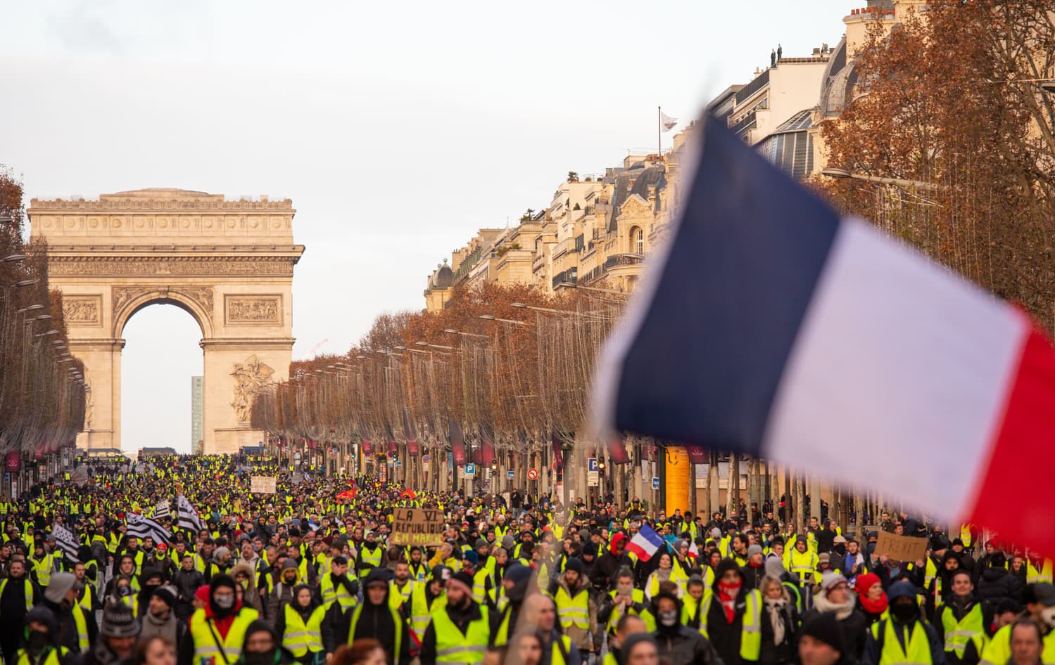 Dav shromážděný na Champs Élysées.