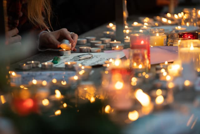 Zatím není jasné, zda-li atentát ovlivní plánované demonstrace žlutých vest. 