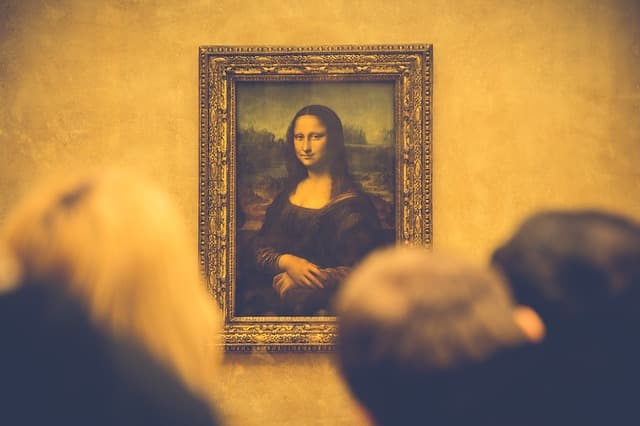 Obraz renesančního mistra Leonarda da Vinci, Mona Lisa. 