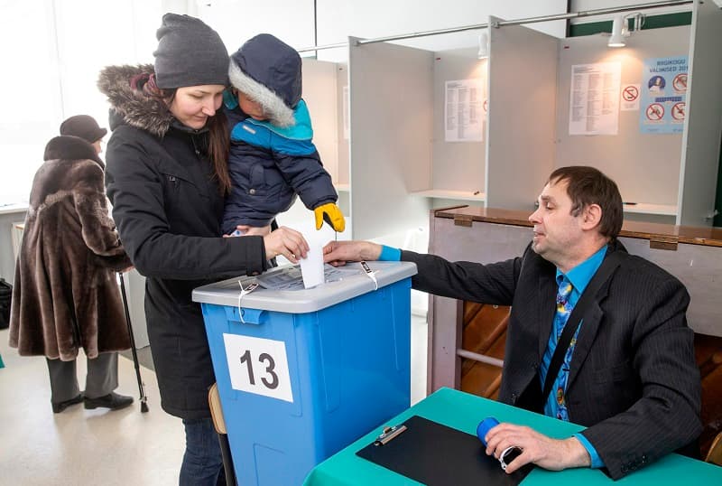 Estonci sice volili jinak, ale vítězná strana s předsedkyní Kallasovou nedokázala složit většinovou vládu.