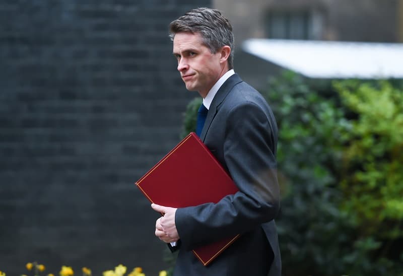 Gavin Williamson končí ve vládě premiérky Mayové.