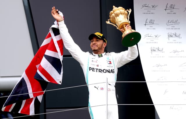 Slavící Lewis Hamilton po triumfu v Silverstonu.