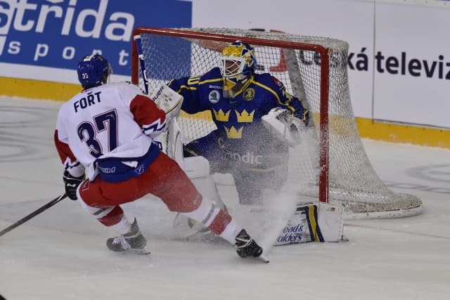 Tomáš Fořt z ČR před švédským brankářem Henrikem Lundqvistem během Euro Hockey Tour.