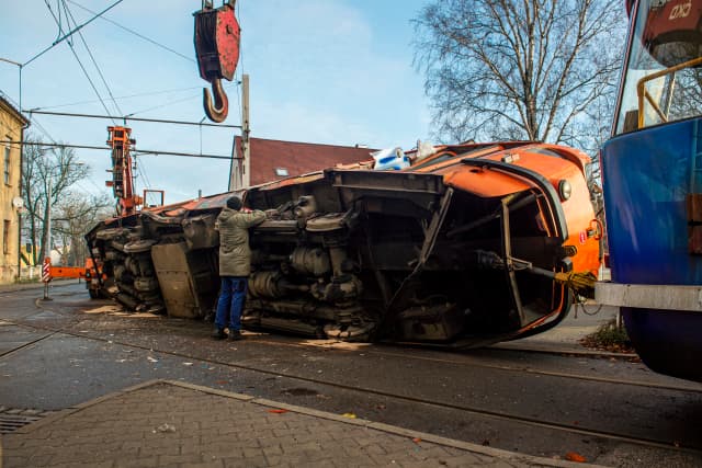 V Liberci se srazily tramvaje, jeden vůz skončil na boku. 