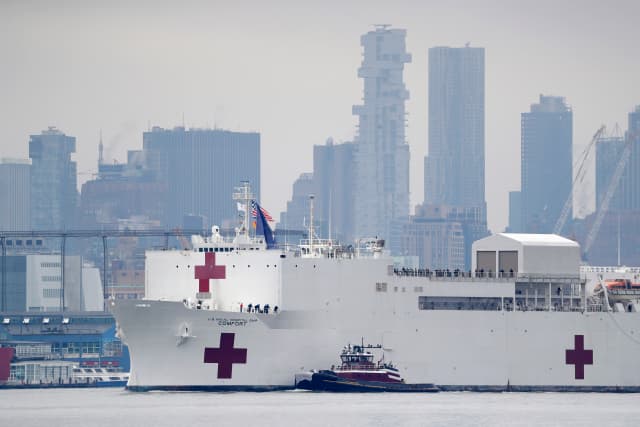 Armádní nemocniční loď USNS Comfort v New Yorku.