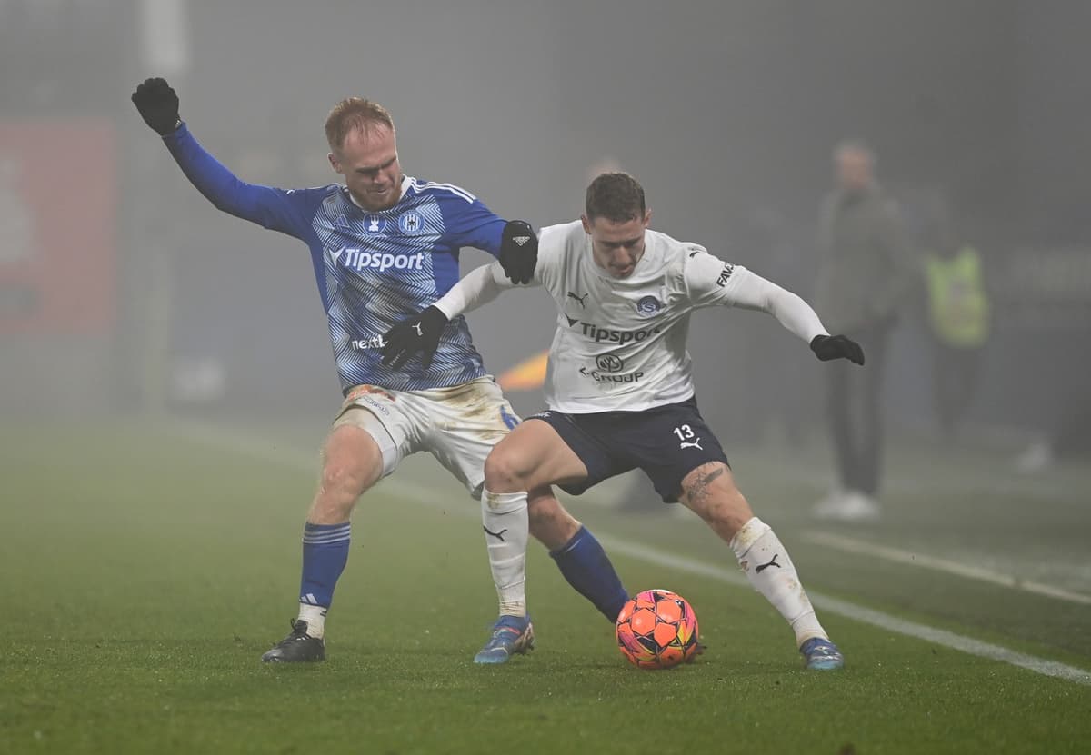 Fotbalisté Olomouce porazili v dohrávce Slovácko 2:1 a poskočili do první šestky