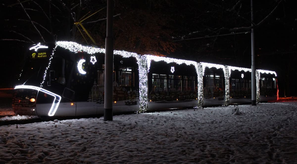 Prahou bude letos jezdit devět vánočních tramvají a autobusů