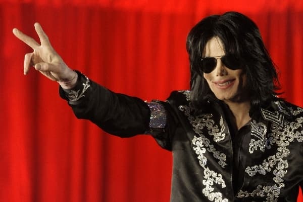 Michael Jackson posouvá termíny živých vystoupení v Londýně.