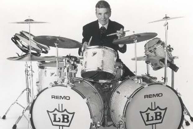 Legendární jazzový americký bubeník Louie Bellson zemřel.