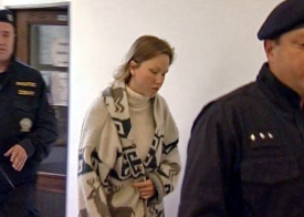 Třicetiletá žena přichází k brněnskému městskému soudu, který ji 11. května poslal do vazby pro podezření z toho, že půl roku týrala svého osmiletého syna.