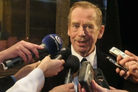 Václav Havel byl převezen do nemocnice kvůli akutnímu zánětu průdušek.