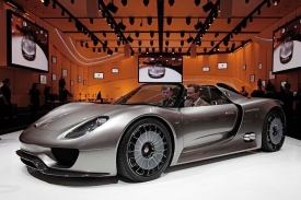 Porsche 918 Spyder se představuje v Ženevě poprvé.