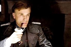 Christoph Waltz ve filmu Hanebný pancharti.