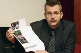 Manažer ČSSD Jaroslav Tvrdík ukazuje fotografie odpůrců.