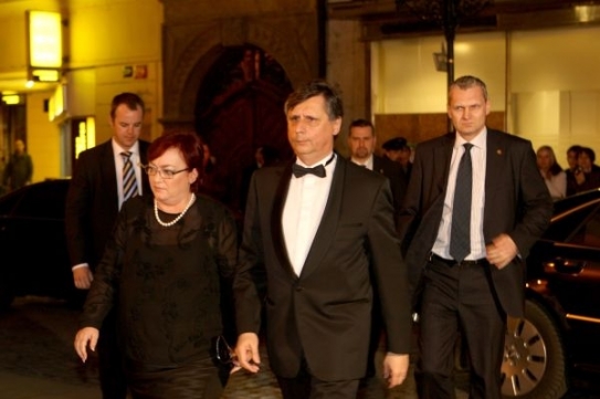 Dona Giovanniho zhlédne i premiér Fischer se ženou.