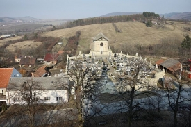 Barokní hřbitov ve Střílkách hyzdí unimobuňka.